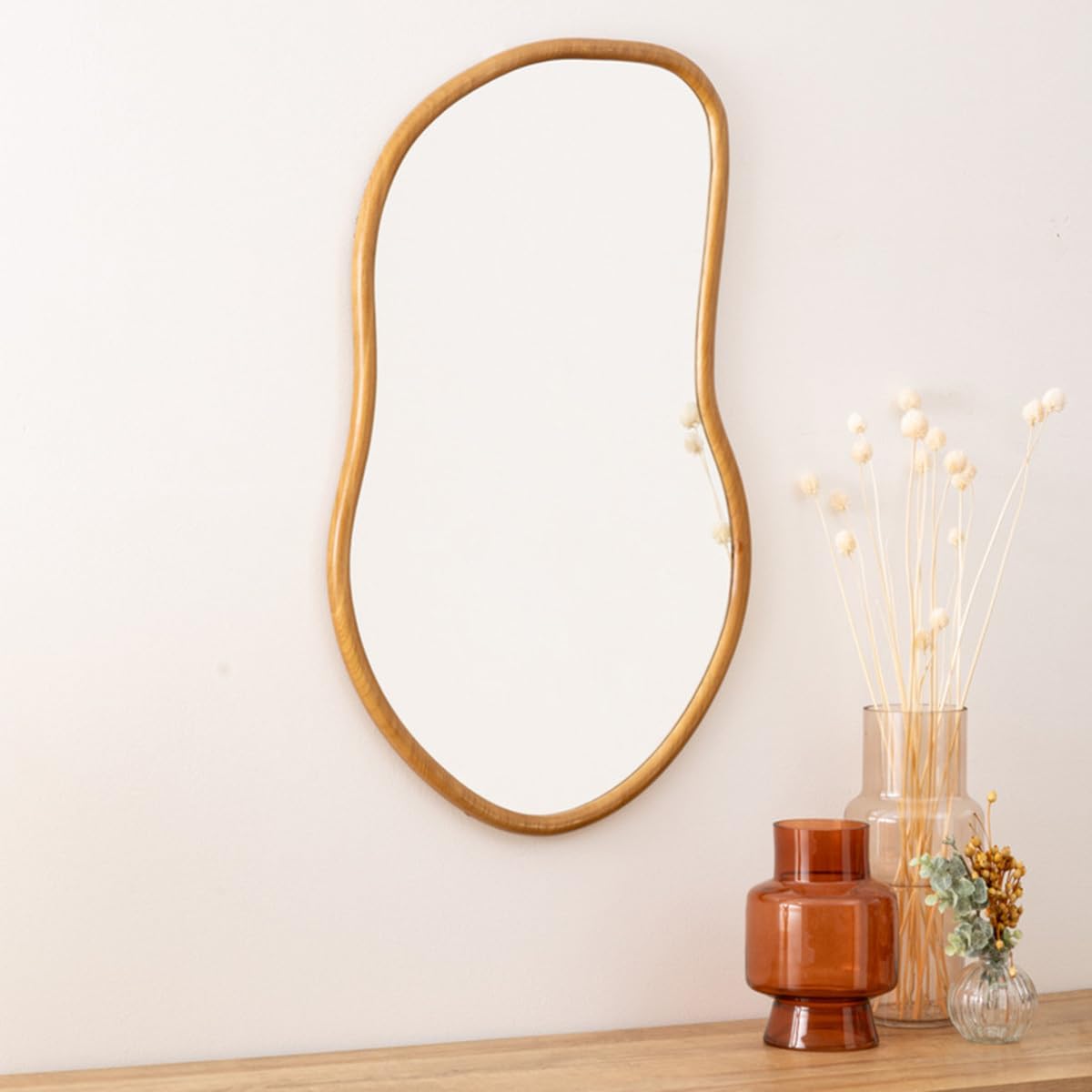 Bëlir, miroir mural organique avec cadre en bois naturel – présentation dans un intérieur