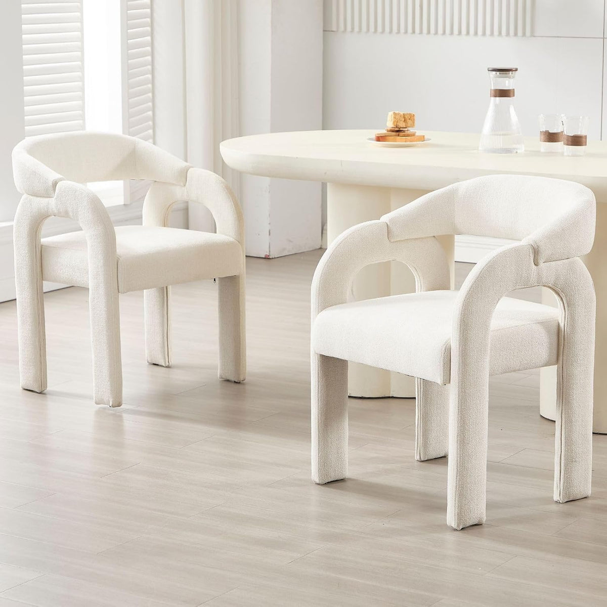 Belma, lot de deux chaises en chenille blanche – mise en situation dans une salle à manger