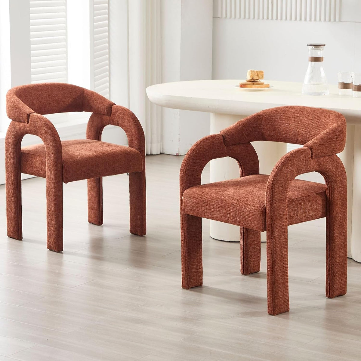 Belma, lot de deux chaises en chenille orange – mise en situation dans une salle à manger
