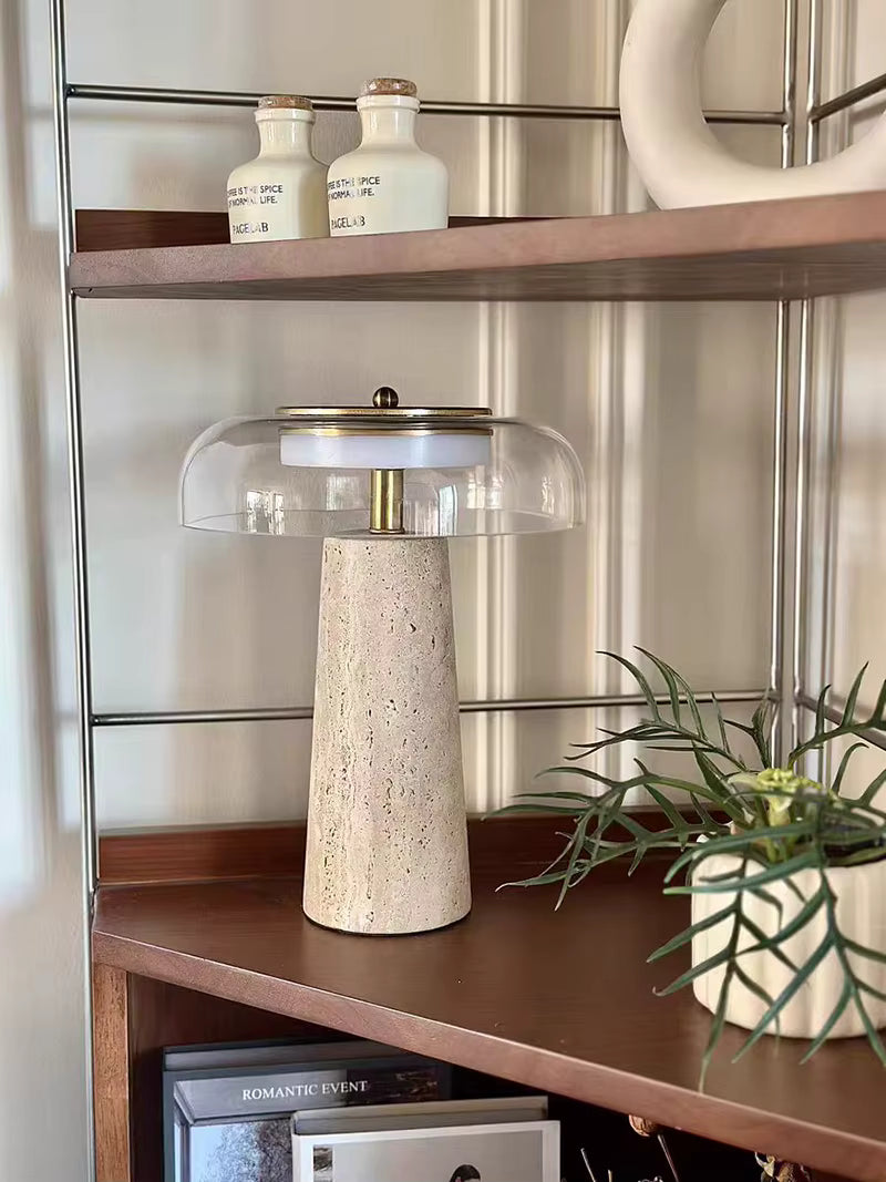 Champie, lampe champignon en travertin naturel et verre – détail de la matière et de la finition