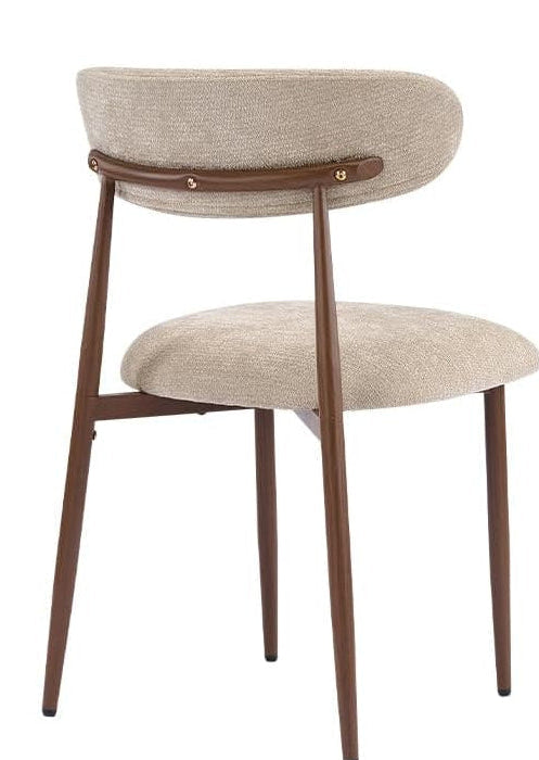 Chenilla, lot de deux chaises en chenille camel et métal noyer – vue d’ensemble