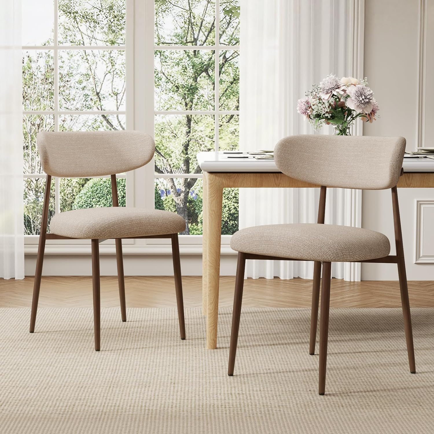Chenilla, lot de deux chaises en chenille camel et métal noyer – vue sous un autre angle
