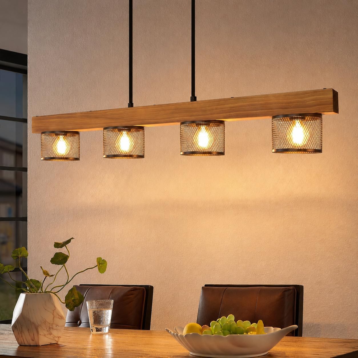 Luminya, suspension quatre lumières en bois brûlé et métal noir – vue sous un autre angle
