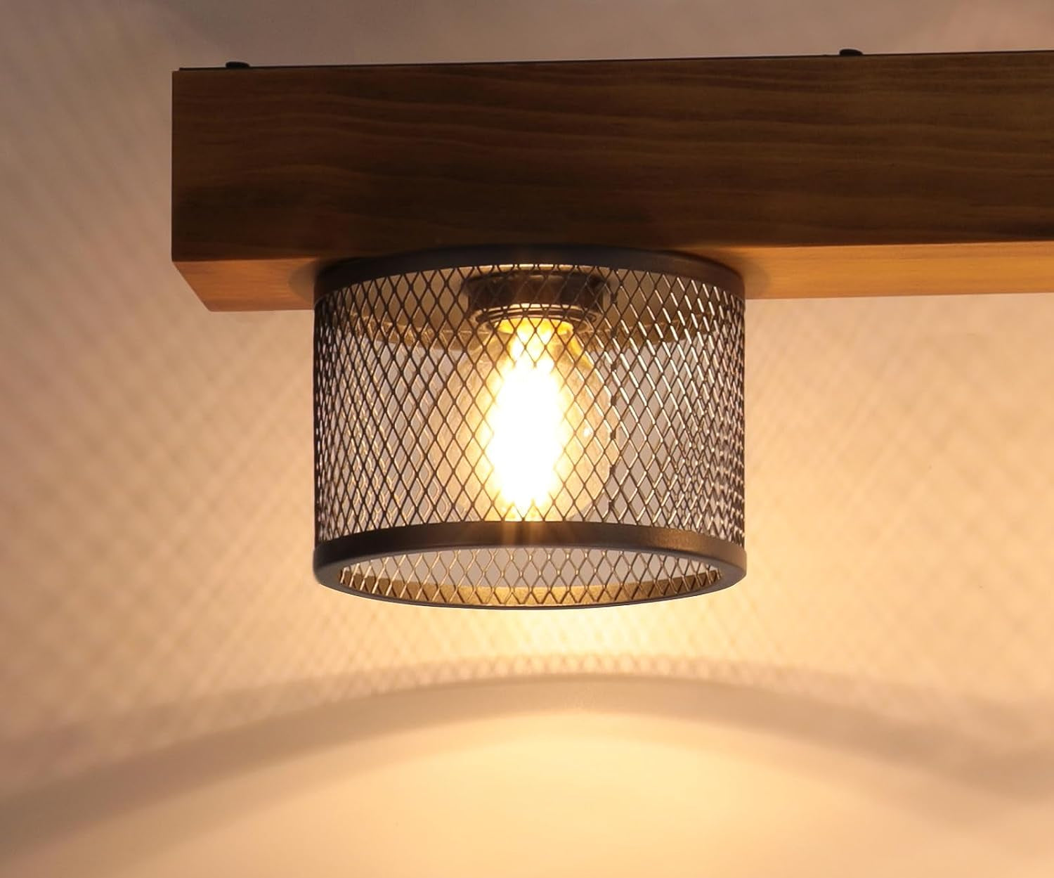 Luminya, suspension quatre lumières en bois brûlé et métal noir – détail de la matière et de la finition