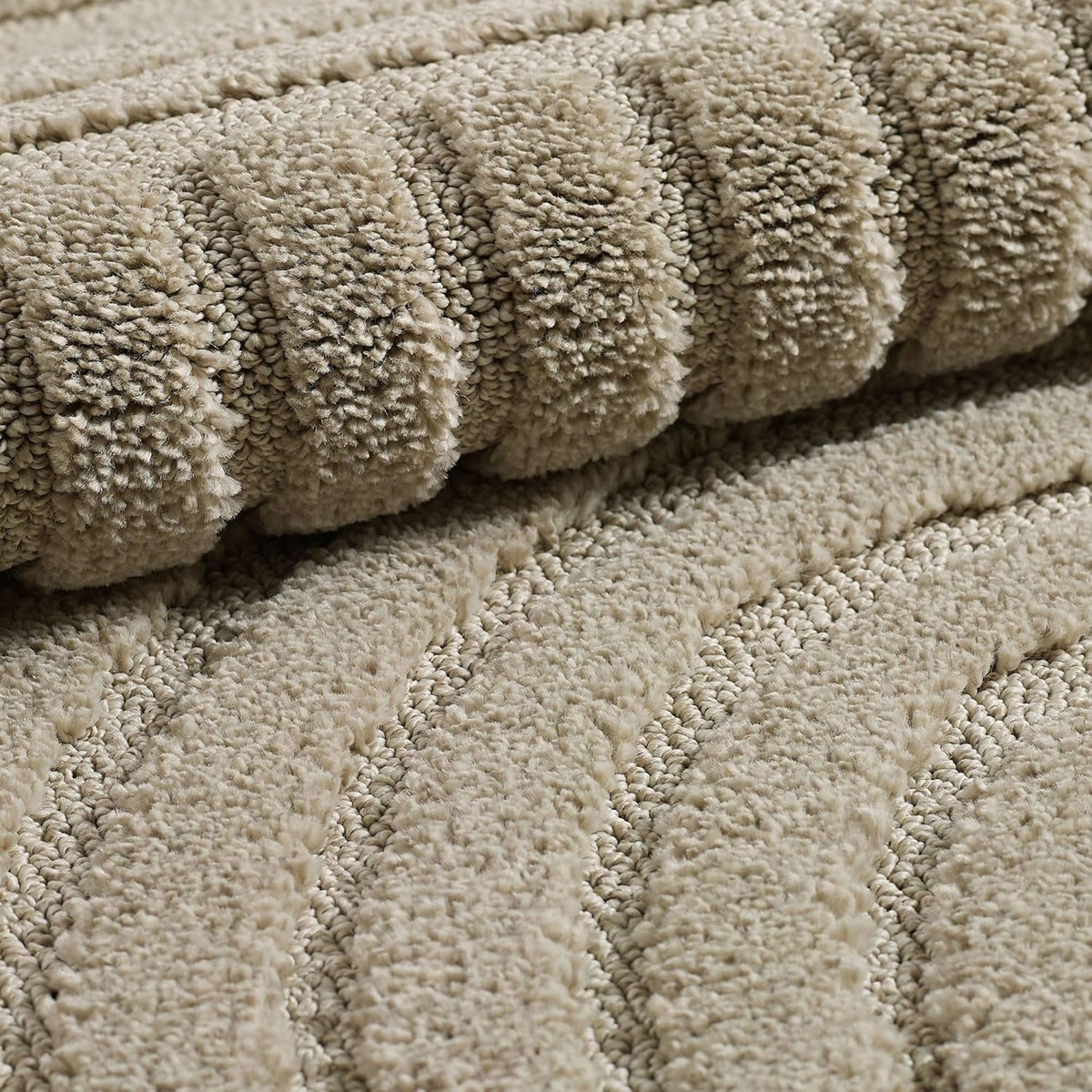 Nervura, tapis camel texturé en relief – présentation dans un intérieur