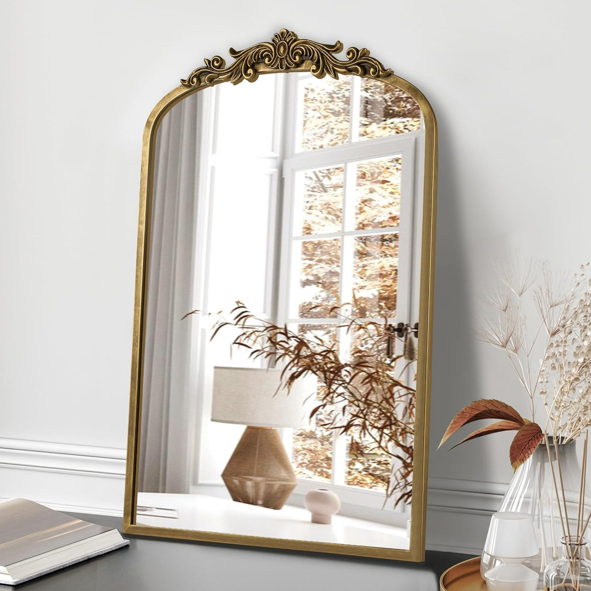 Parisia, miroir mural vintage avec cadre ouvragé – présentation dans un intérieur