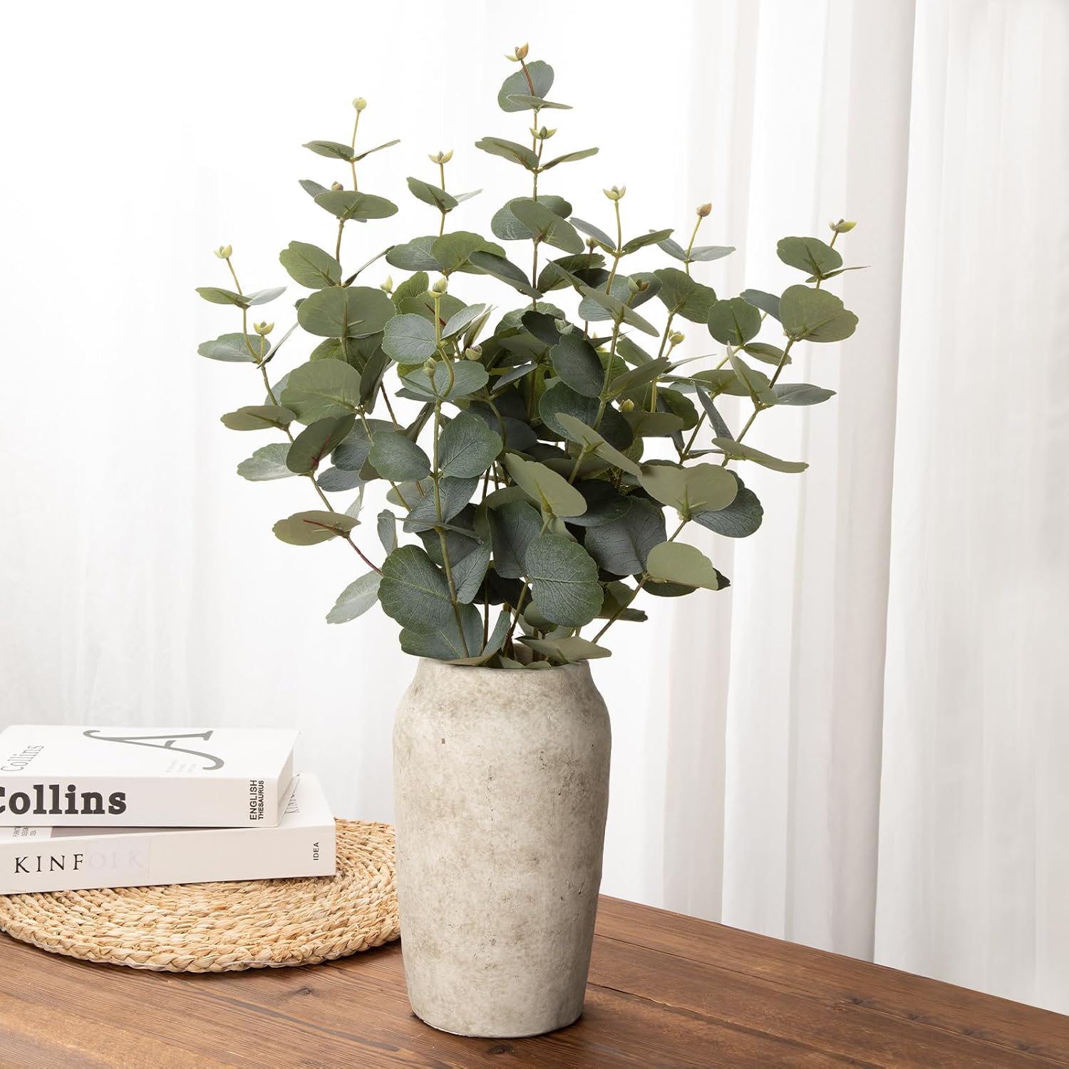 Rustika, grand vase rustique en ciment crème avec branches d’eucalyptus – mise en situation