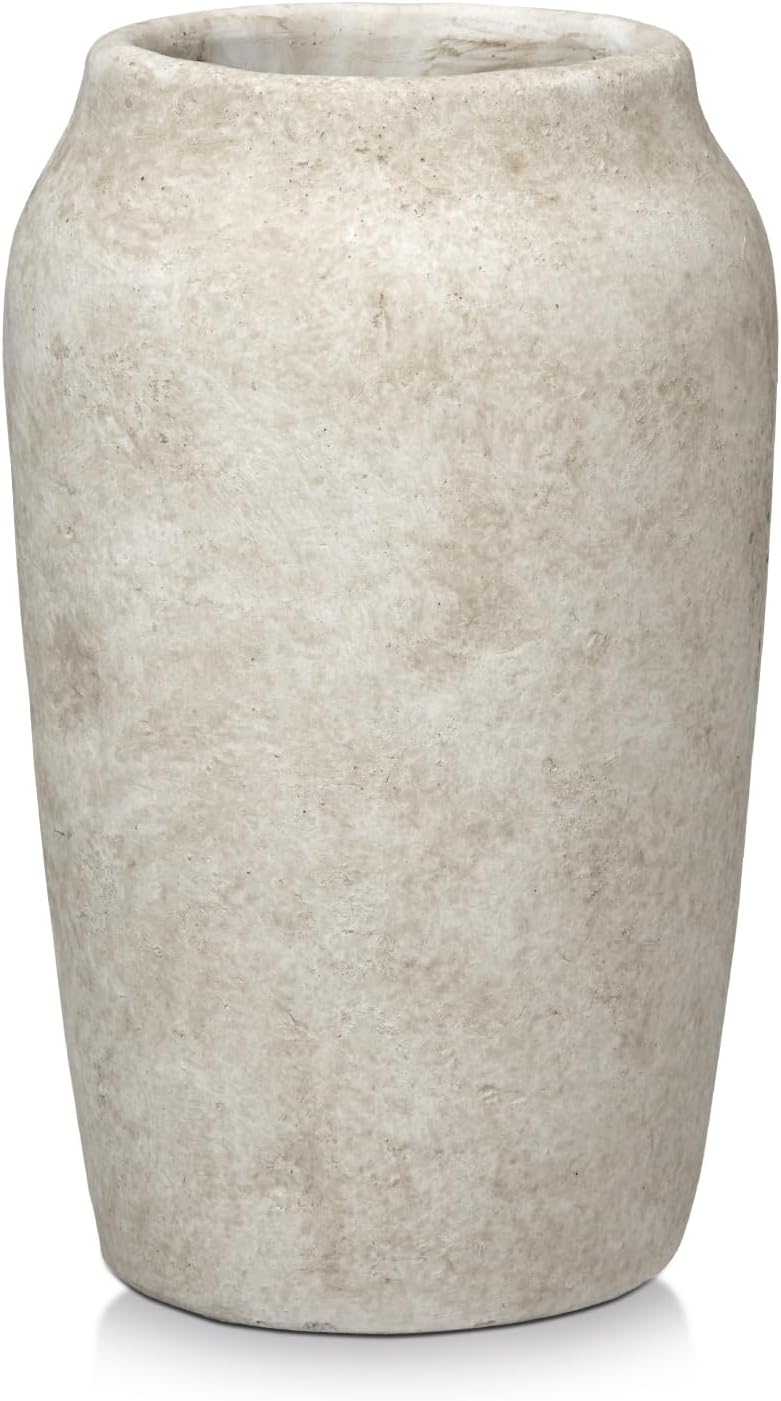 Rustika, grand vase en ciment gravé vert-de-gris – vue sous un autre angle